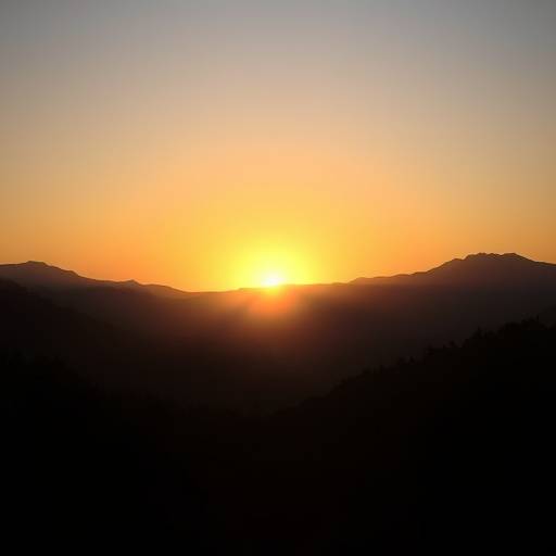 Fotografia de uma paisagem montanhosa com o sol se pondo, criando um efeito de luz dourada.